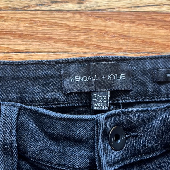 Kendall + Kylie Jean Shorts / 3/26 / The Hipster Short - Picture 4 of 8